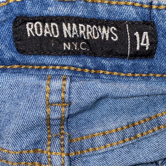 Road Narrows N.Y.C. Boy’s Distressed White Wash Jeans - Picture 3 of 4